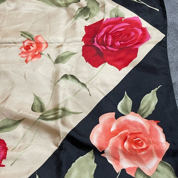 Large vintage Echo silk scarf with roses - Picture 2 of 9